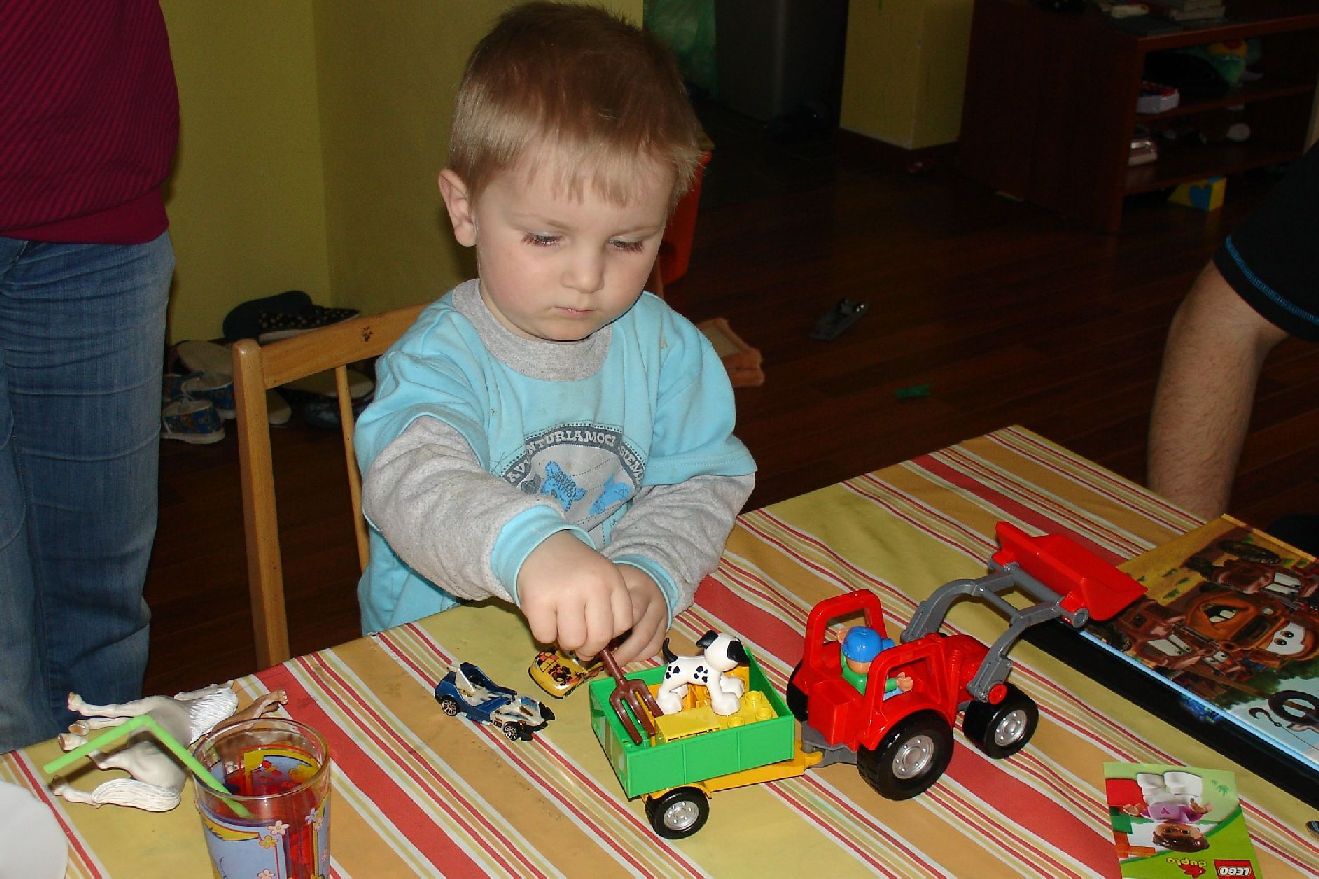 Jindek si hraje s traktorem.